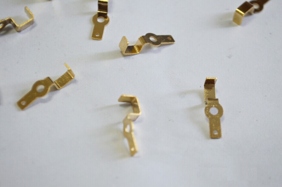 五金冲（chōng）压弹（dàn）片模具下机的安全操作技（jì）巧
